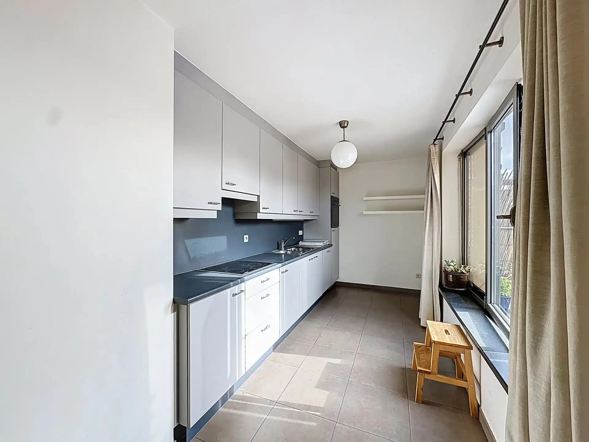 Ruim appartement met 2 slaapkamers, terras en overdekte staanplaats. foto 4