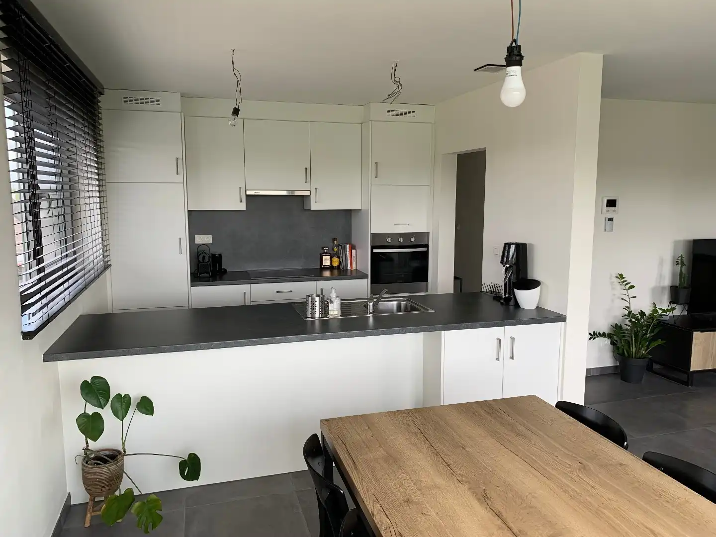 GEZELLIG APPARTEMENT MET 2 SLAAPKAMERS, TERRAS, KELDER EN 1 AUTOSTANDPLAATS TE BILZEN!  foto 2