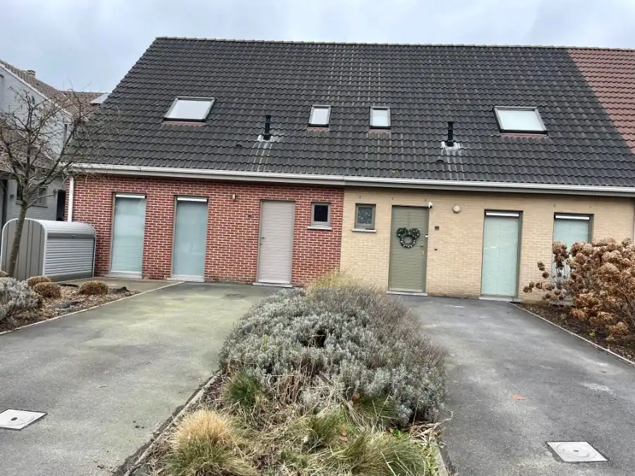 EENGEZINSWONING + tuin foto {{pictureIndex}}