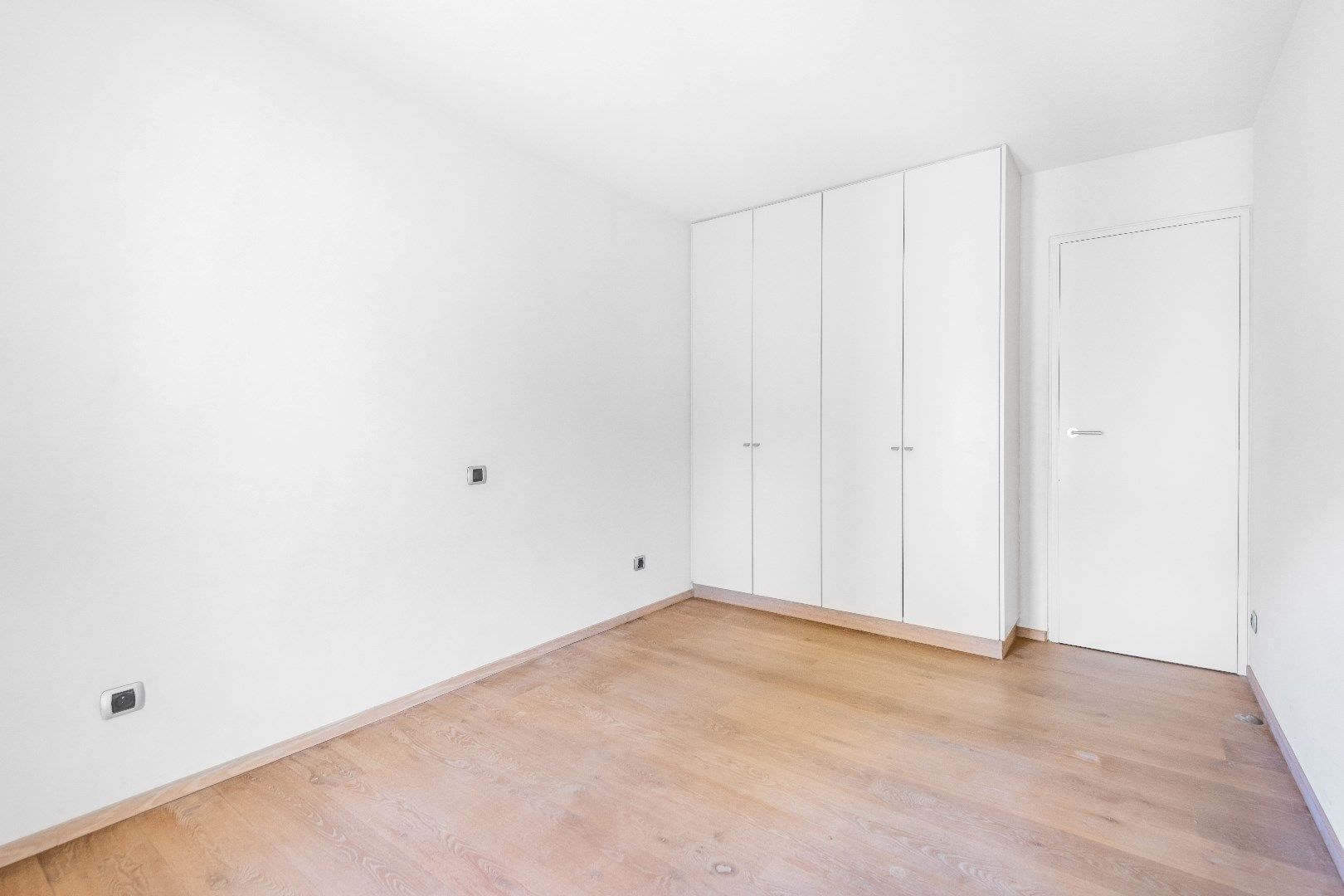 Zeer goed gelegen appartement met parking op de ZEEDIJK vlakbij het Van Bunnenplein. foto 12