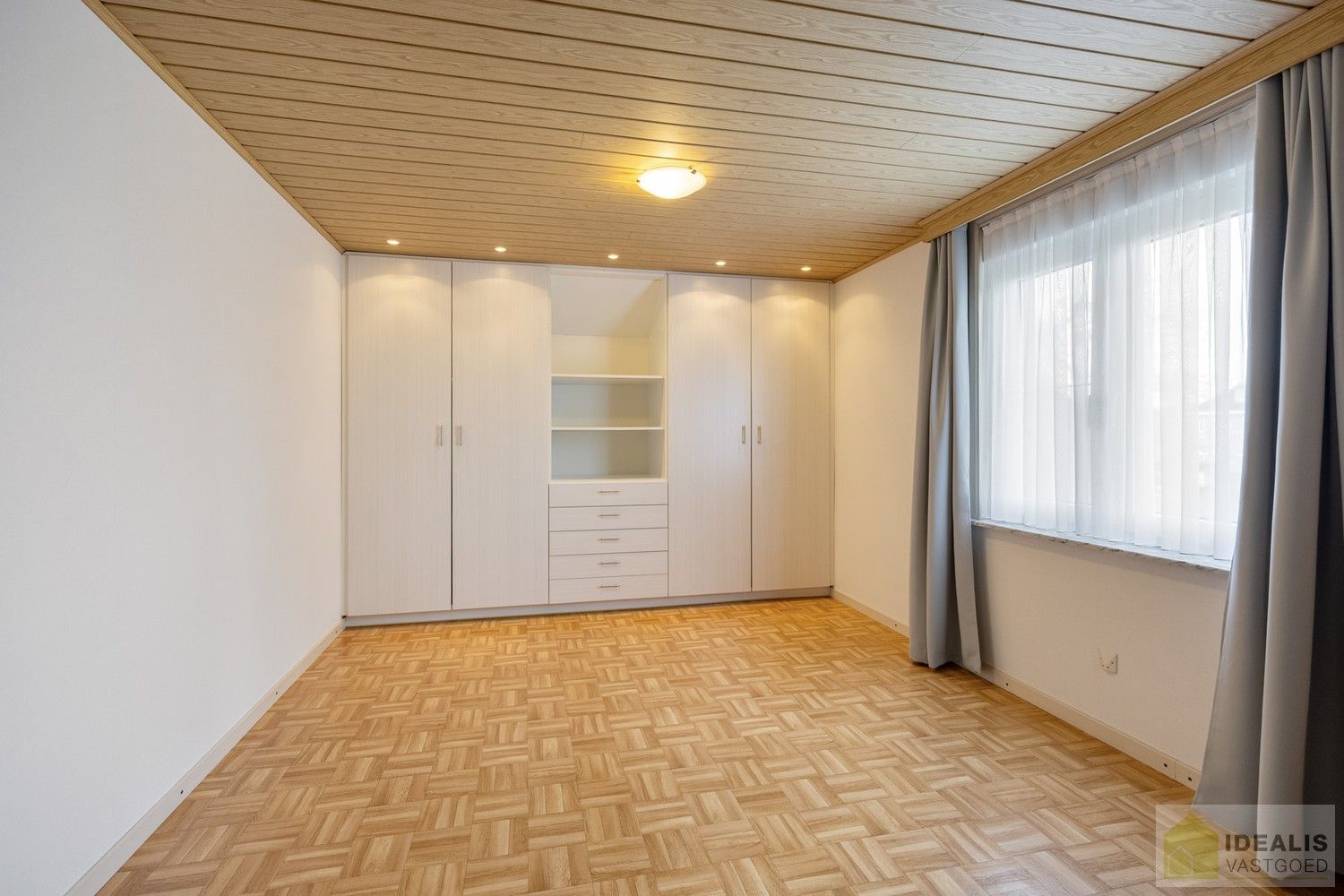 KNAPPE EN INSTAPKLARE WONING MET 4 SLAAPKAMERS, INPANDIGE ÉN VRIJSTAANDE GARAGE, HEERLIJK TERRAS OMGEVEN DOOR EEN PRACHTIGE TUIN foto 26