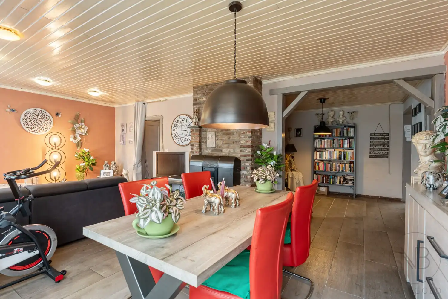 Ruime halfopen woning met 5 slaapkamers en een zolder om verder in te richten! foto 6