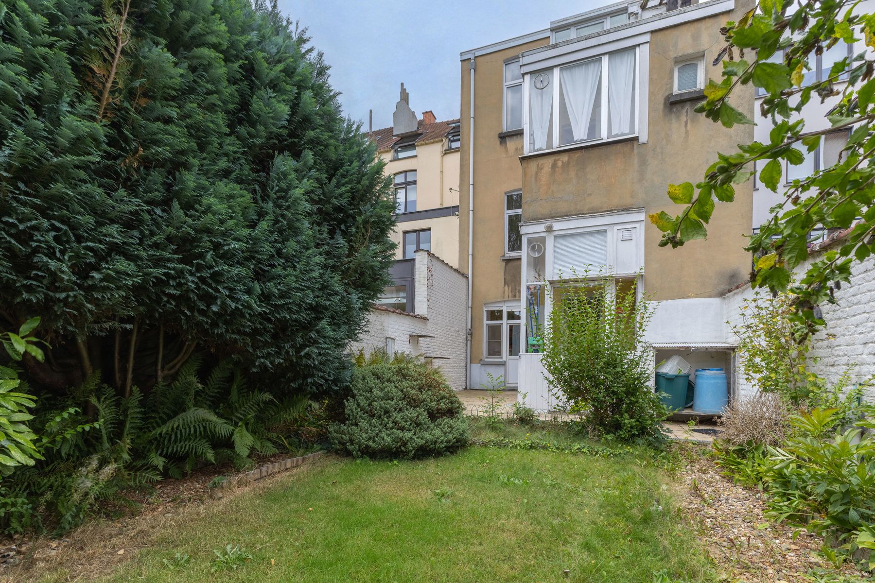 Zeer gunstig gelegen herenwoning met 5 slaapkamers en tuin foto 8