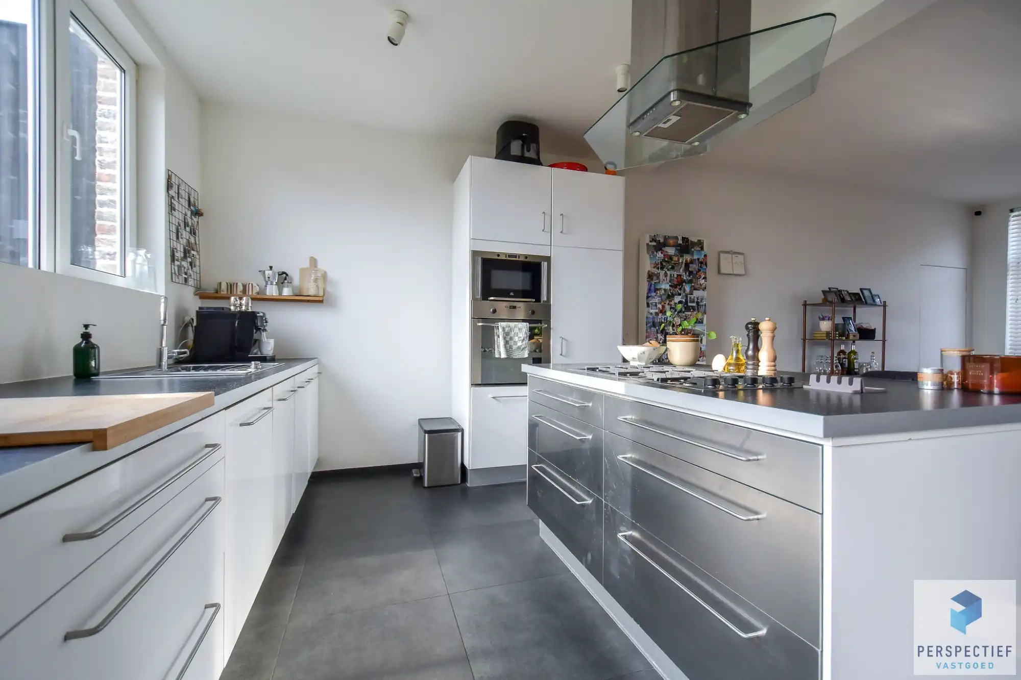 BEZOEKMOMENT VRIJDAG 20/03 VAN 15U TOT 17U |&nbsp;VERRASSEND RUIME CHARMANTE WONING met ZONGERICHTE GEZELIIGE TUIN foto 11