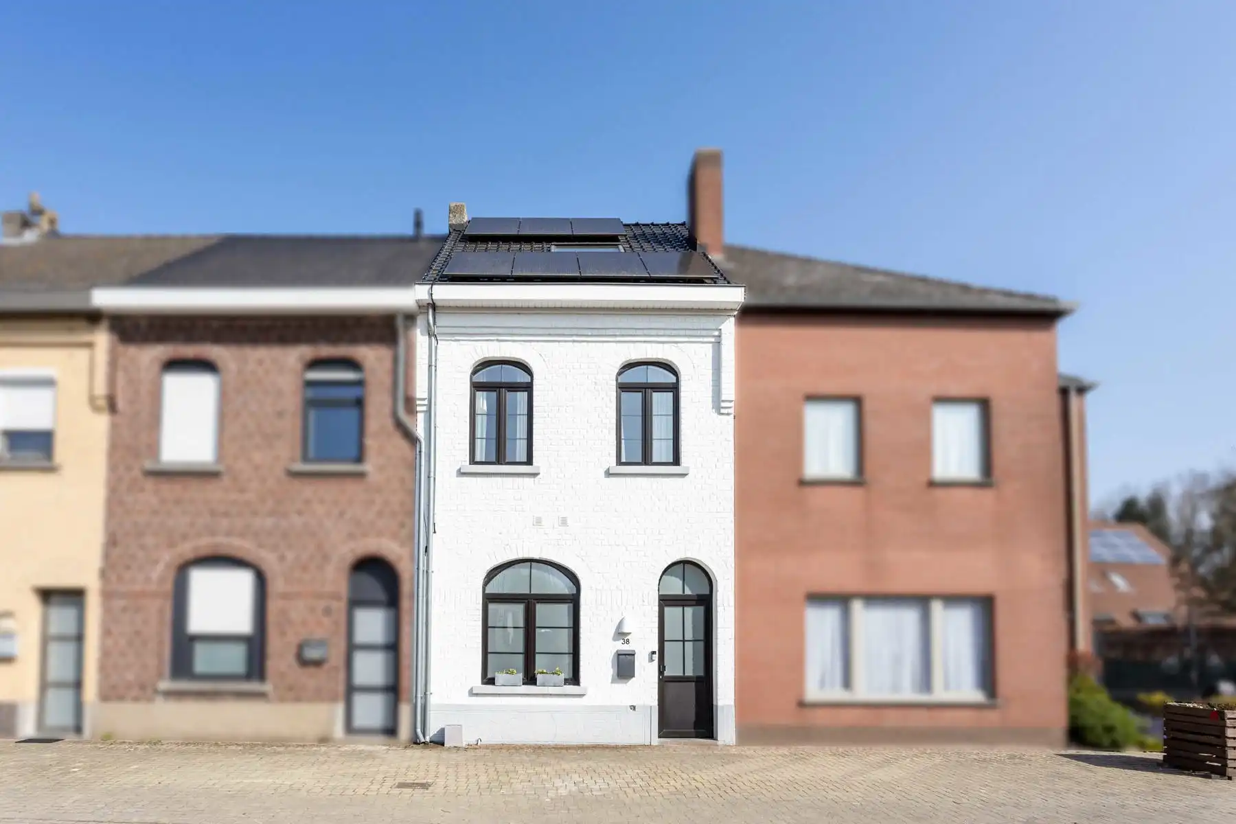 Instapklare totaal gerenoveerde woning in verkeersluwe straat! foto {{pictureIndex}}