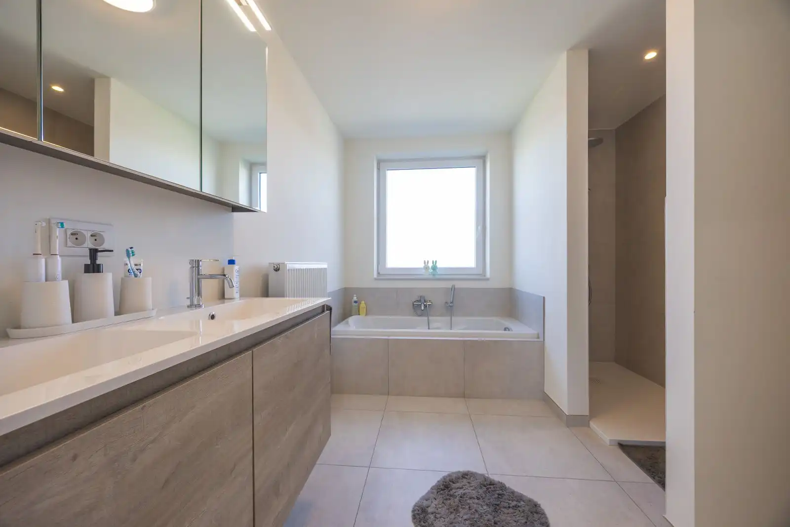 Jonge halfopen woning met 3 slpk, gezellige tuin én kwalitatieve afwerking foto 15