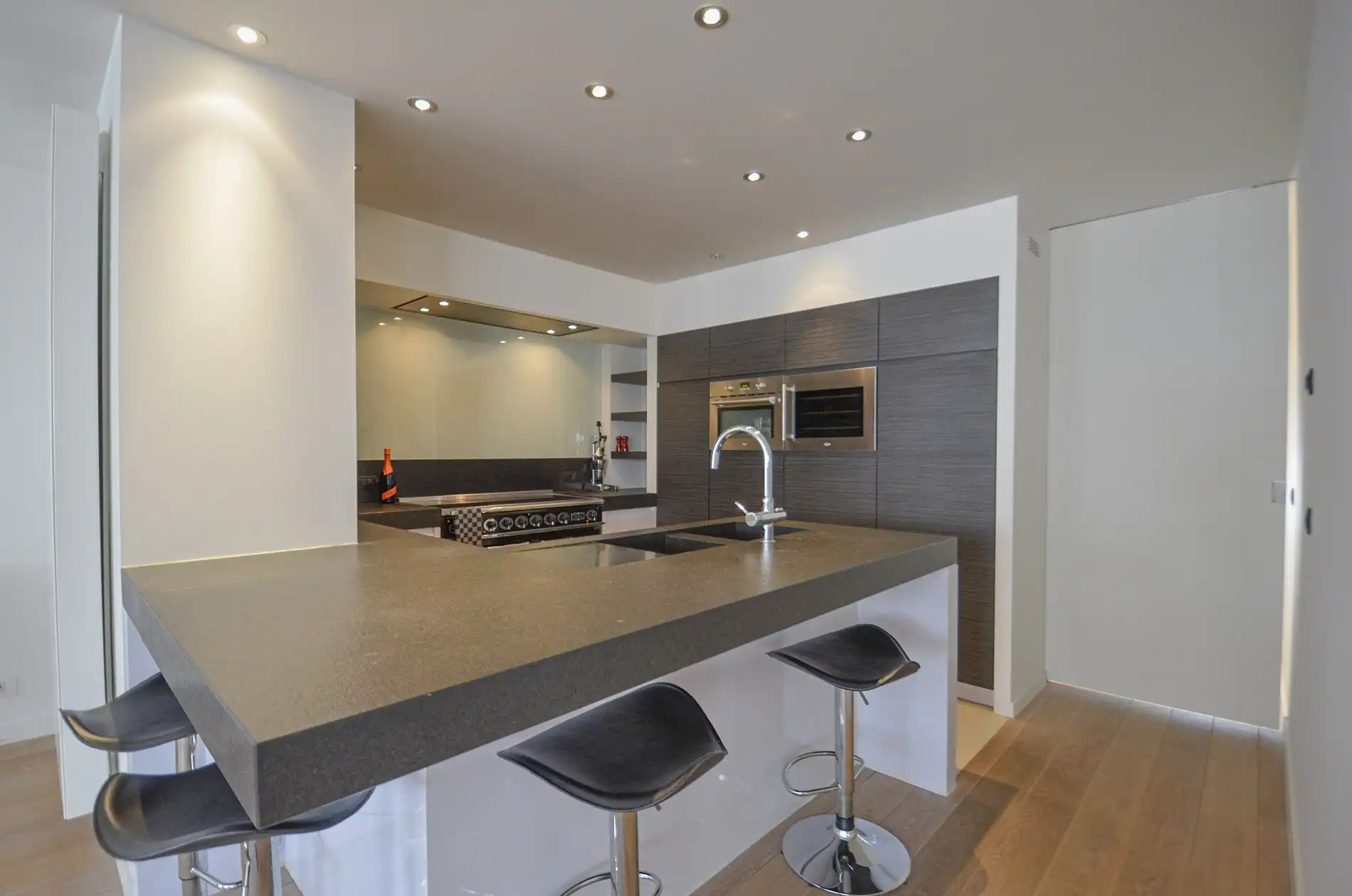 Topaanbieding – Uitzonderlijk ruim appartement gelegen in een stijlvolle residentie. foto 14