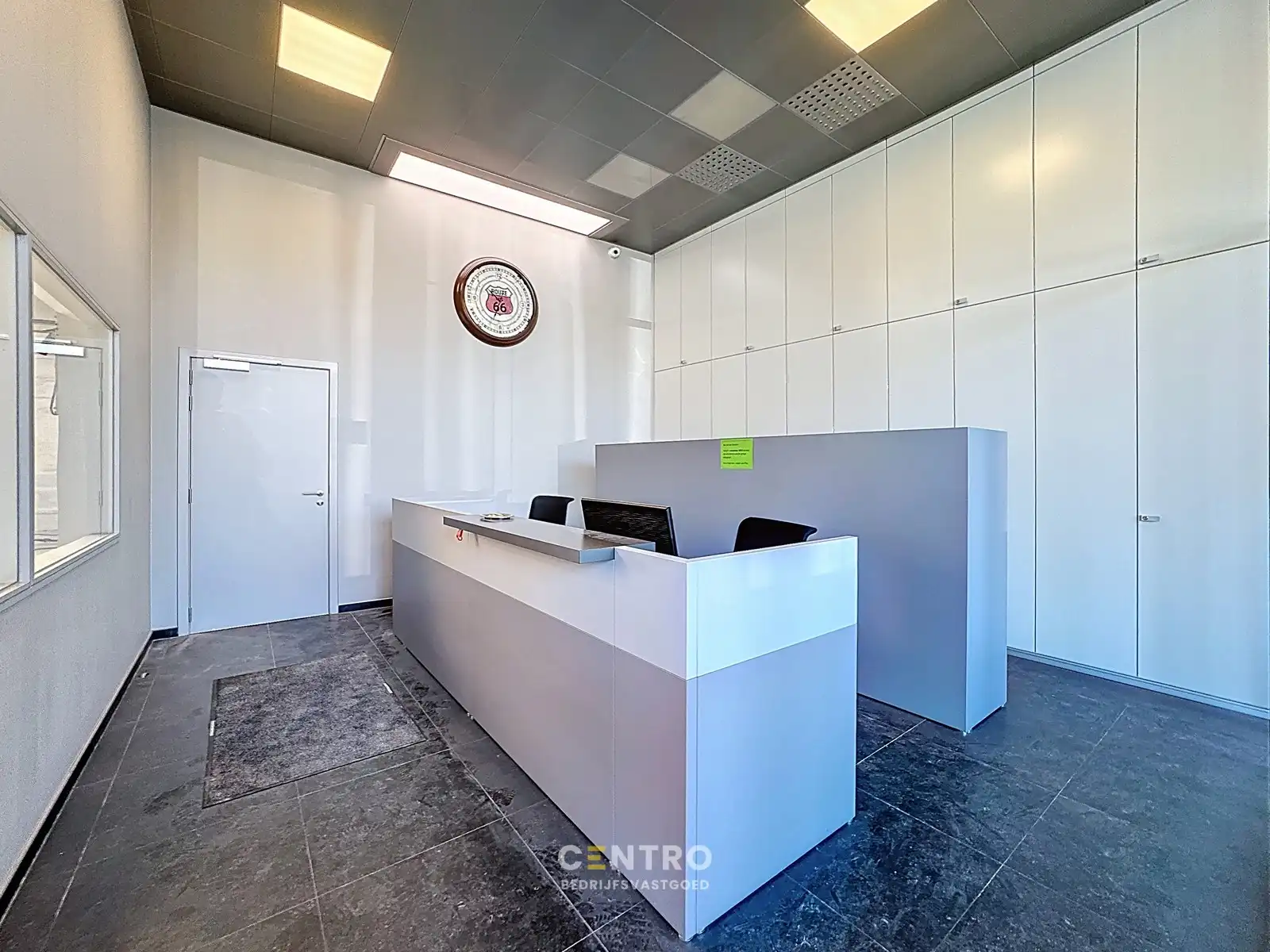 Op Toplocatie: Instapklaar HANDELSPAND bestaande uit MAGAZIJN (440m²) met BURELEN/TOONZAAL (85m²) en verhard terrein voor -en achter het gebouw! foto 3