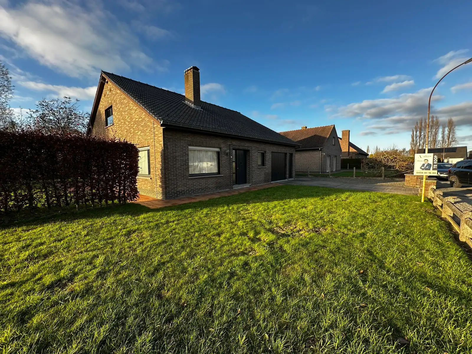 Hoofdfoto van de publicatie: Te renoveren woning in een residentiële wijk in Lotenhulle