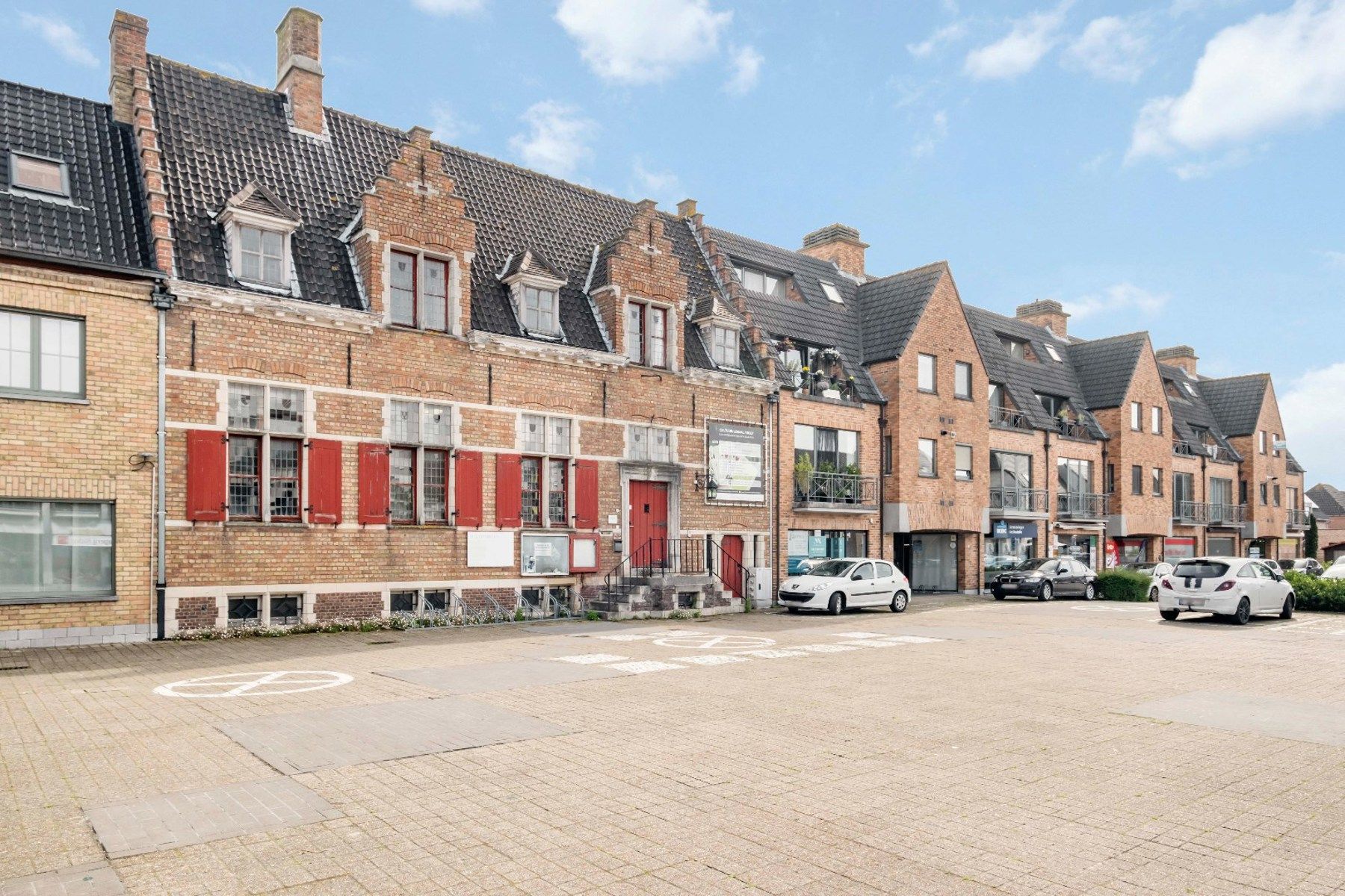 Uniek Historisch Gemeentehuis/Bibliotheek te Veldegem foto 2