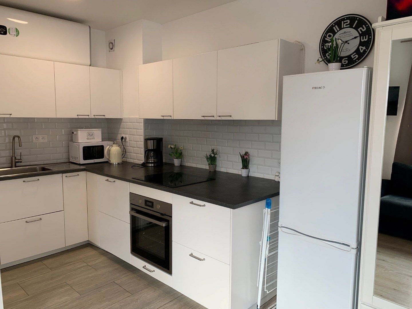 Gemeubelde studio vlak aan zee foto 6