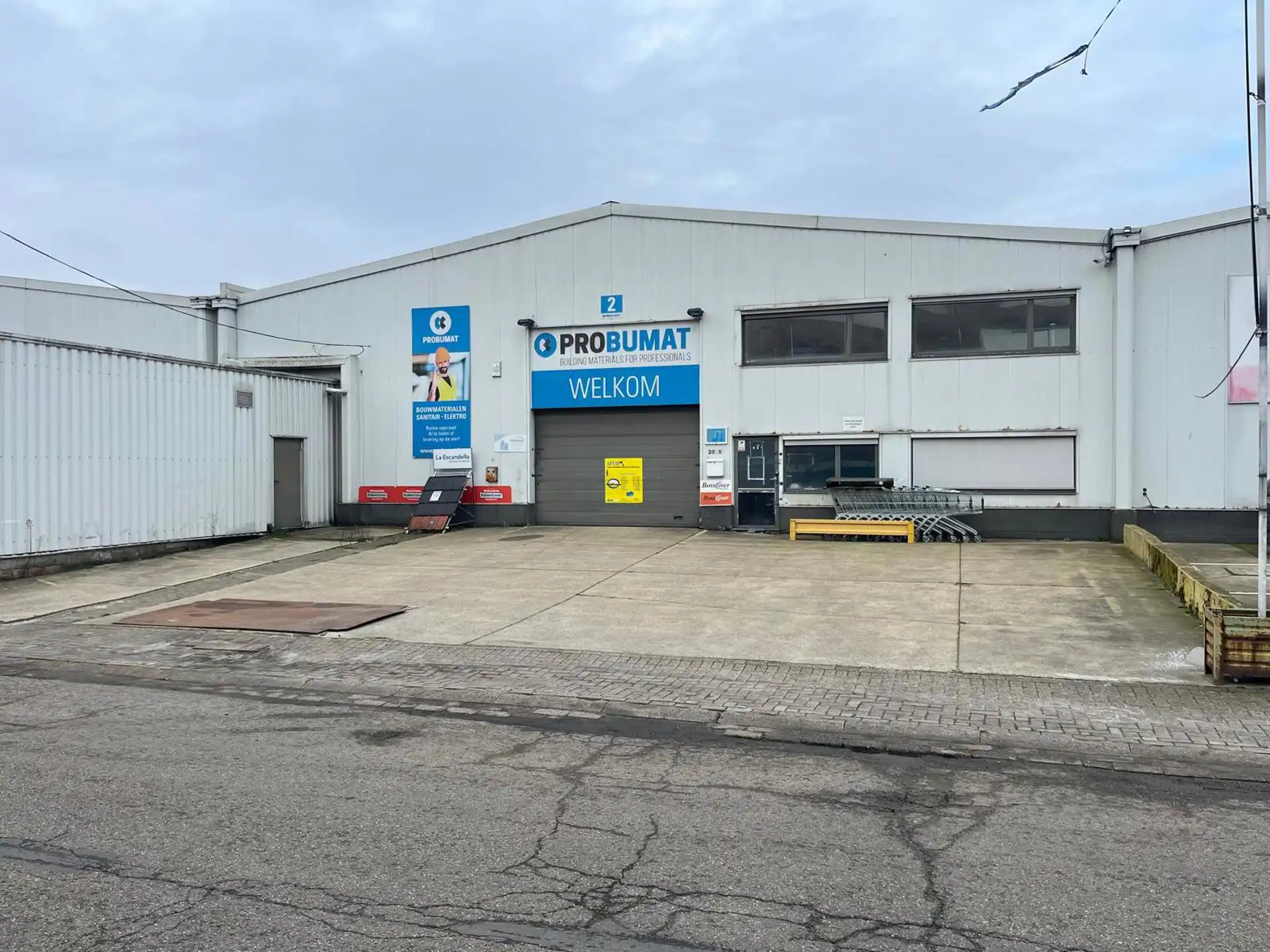 Merksem-haven: magazijn met kantoren en ruime parking foto {{pictureIndex}}