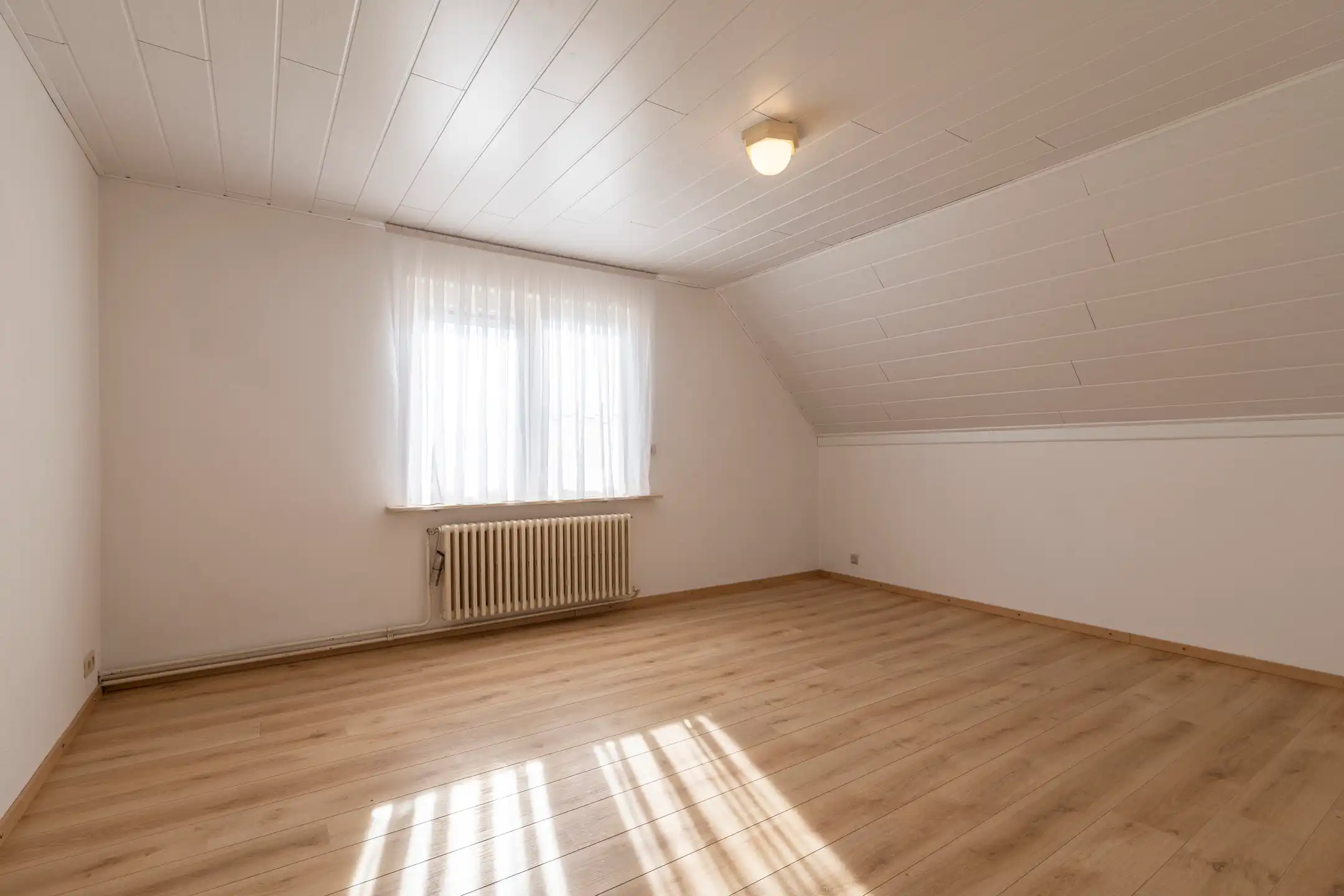 Vrijstaande woning met 4 slpk en 2 garages op 1.306m²  foto 14