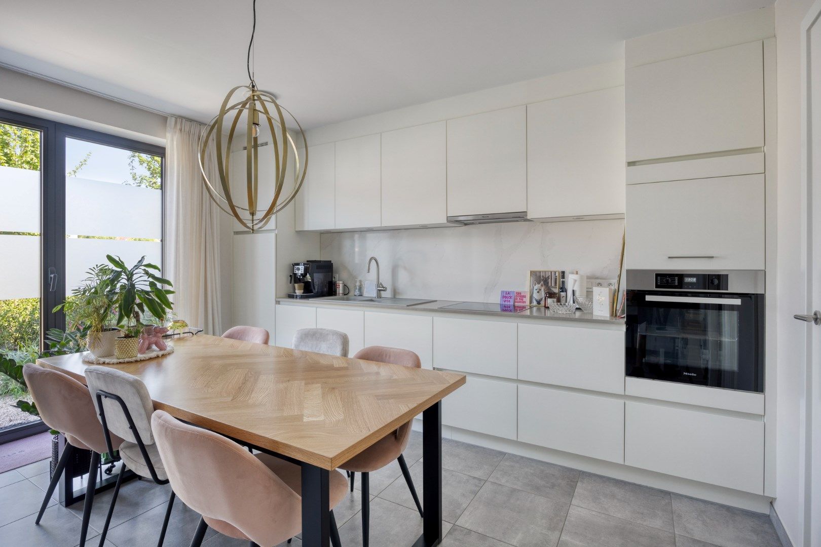 Recent gelijkvloers duplex appartement met 2 slpks, tuin, terras, kelderberging en carport ! foto 4