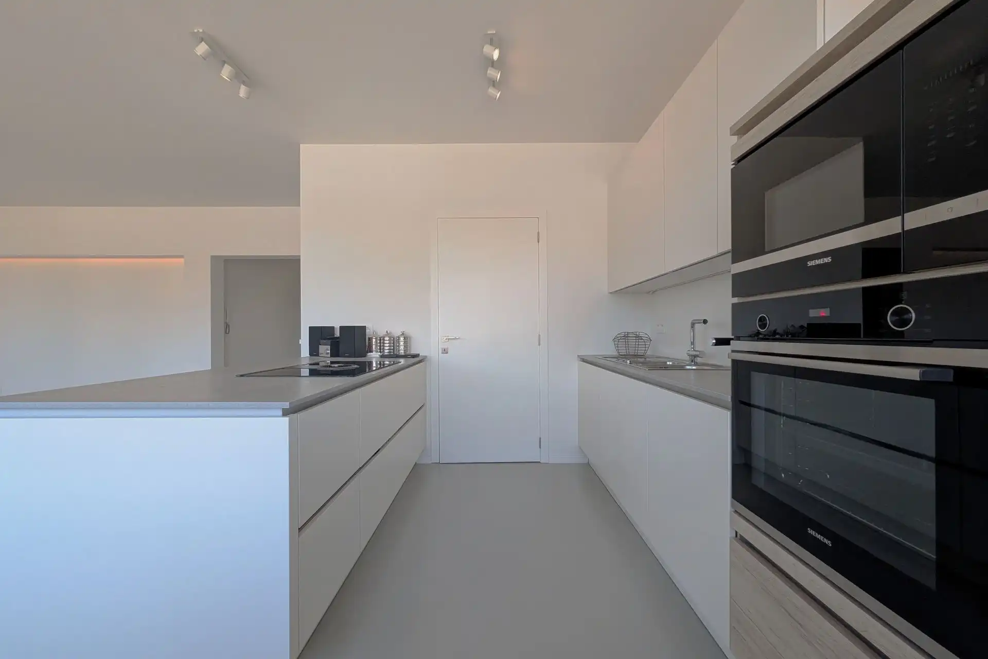 Instapklaar gerenoveerd appartement met 2 slaapkamers en 2 terrassen foto 4