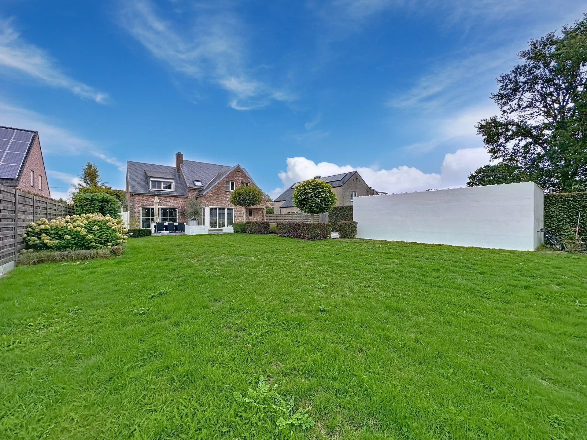 Prachtige landelijke gelegen vrijstaande woning uit 2001, gelegen op een perceel van 16a 43ca. Deze woning biedt comfort, ruimte en privacy met hoogwaardige afwerking en moderne gemakken. foto 57