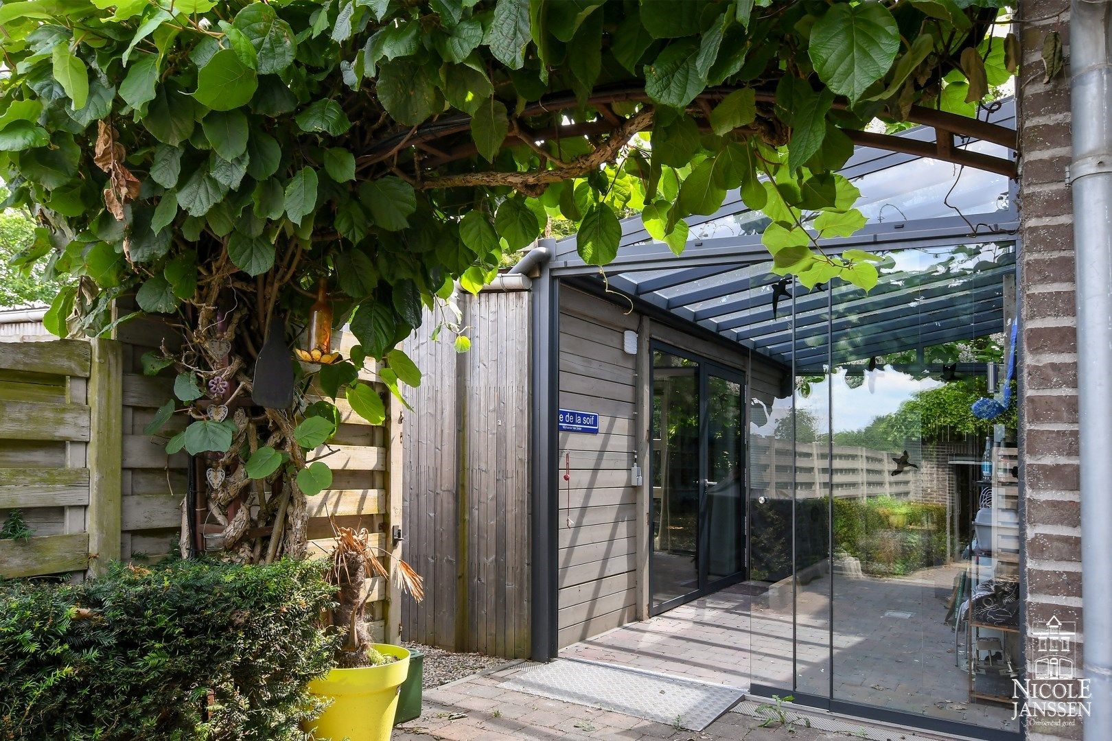 Handelspand met zorgwoning op commerciële A-locatie! foto 8