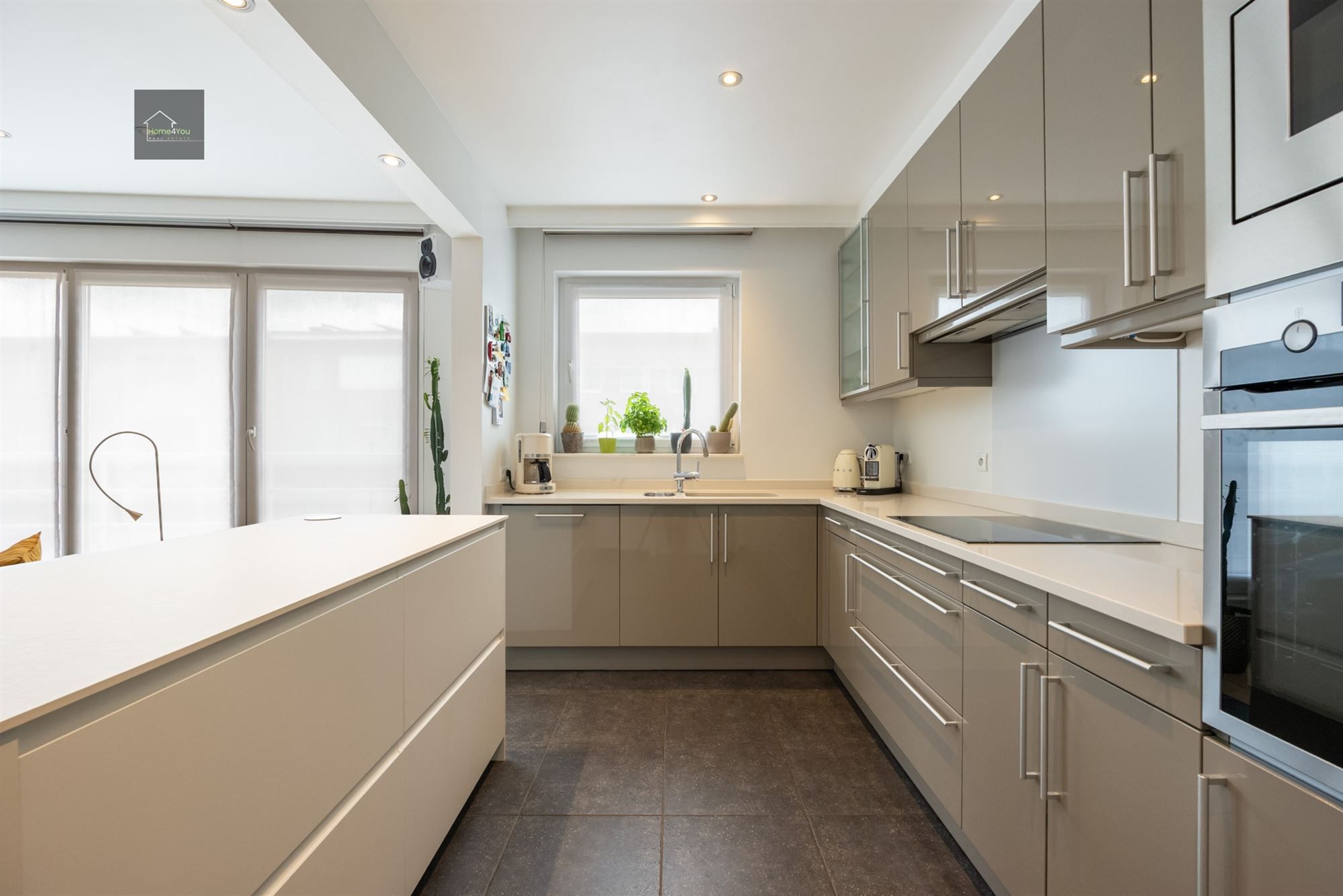 Ruim instapklaar appartement met garage en staanplaats foto 9