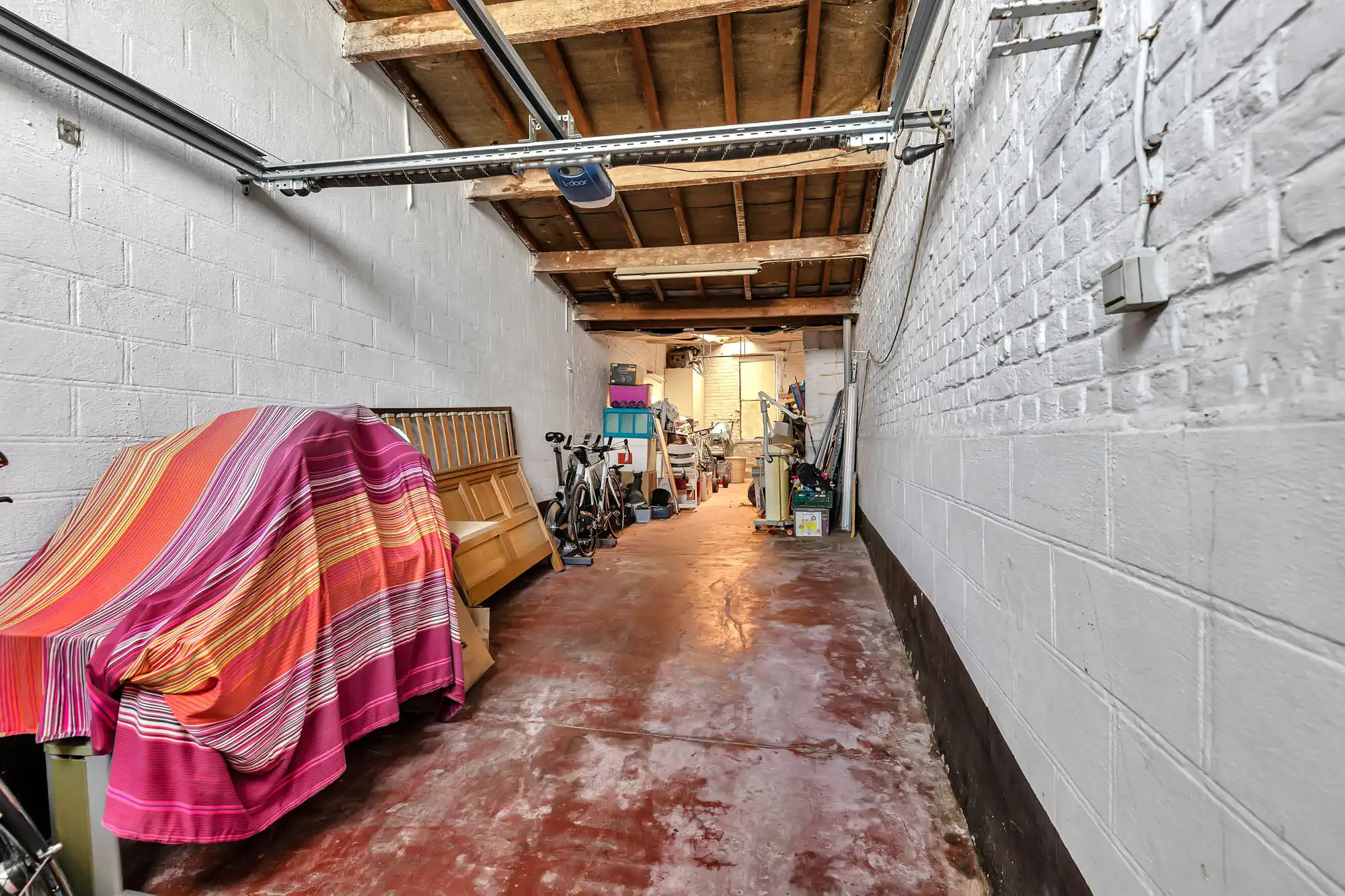 Rustig gelegen, goed onderhouden woning met twee garage's foto 28