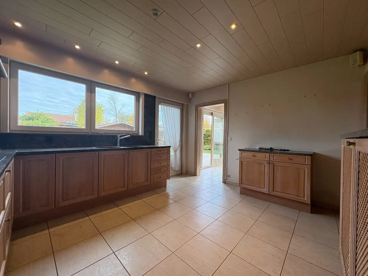 Ruime en goed onderhouden bungalow met zonnige tuin– Elverdinge dorpskern. Opp: 884m². foto 11