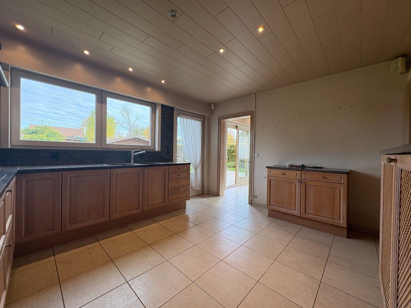 Ruime en goed onderhouden bungalow met zonnige tuin– Elverdinge dorpskern. Opp: 884m². foto 11