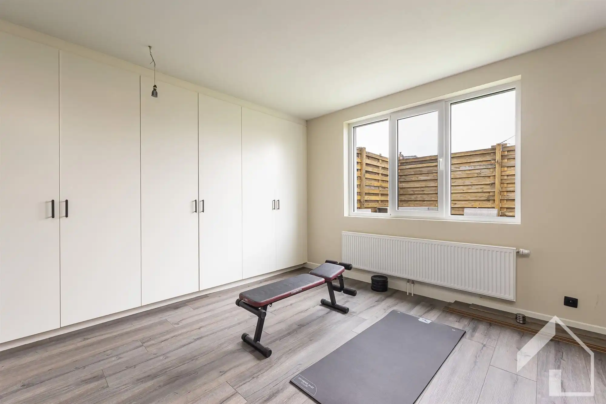 Gelijkvloers handelspand (300m2) + groot gerenoveerd appartement van 137m2 foto 19