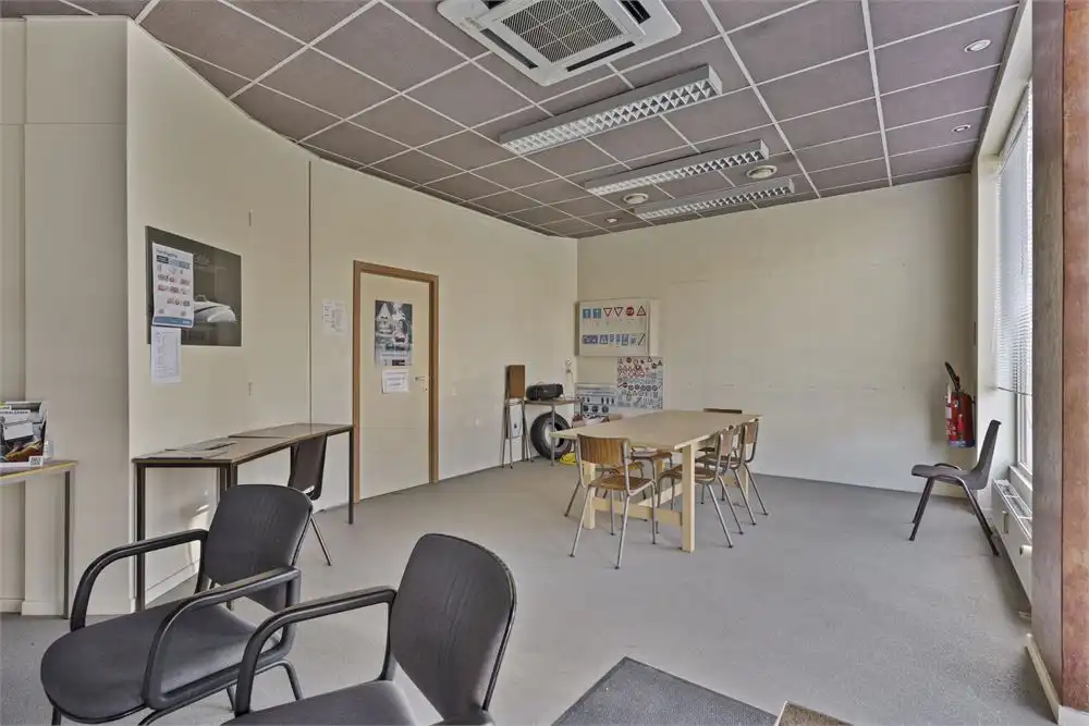 Gelijkvloerse kantoorruimte aan de stadsrand foto 4