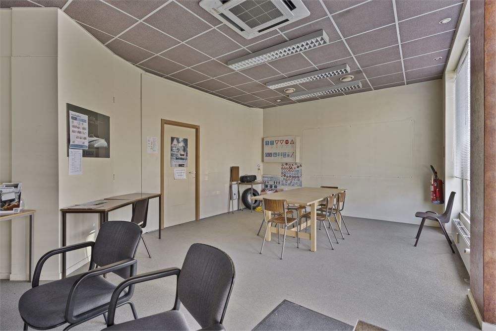 Gelijkvloerse kantoorruimte aan de stadsrand foto 4
