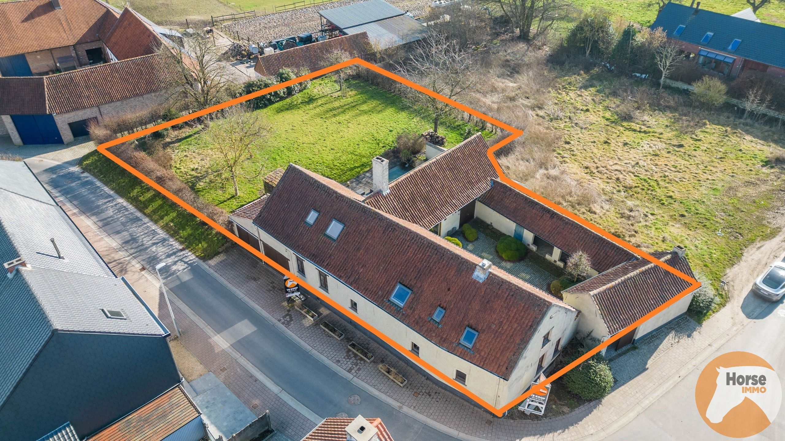 Hoofdfoto van de publicatie: Charmante vierkantshoeve in het landelijke Aaigem op 1515 m²