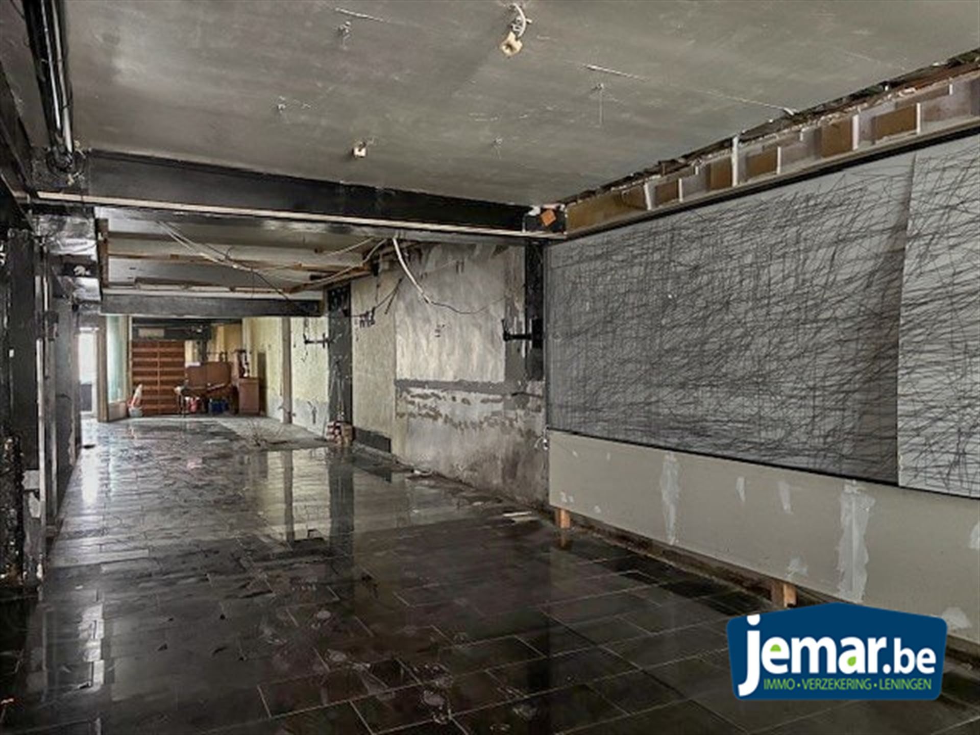 Handelspand met bovenliggend appartement met 1 slaapkamer gelegen op commerciële locatie in Maasmechelen! foto 4
