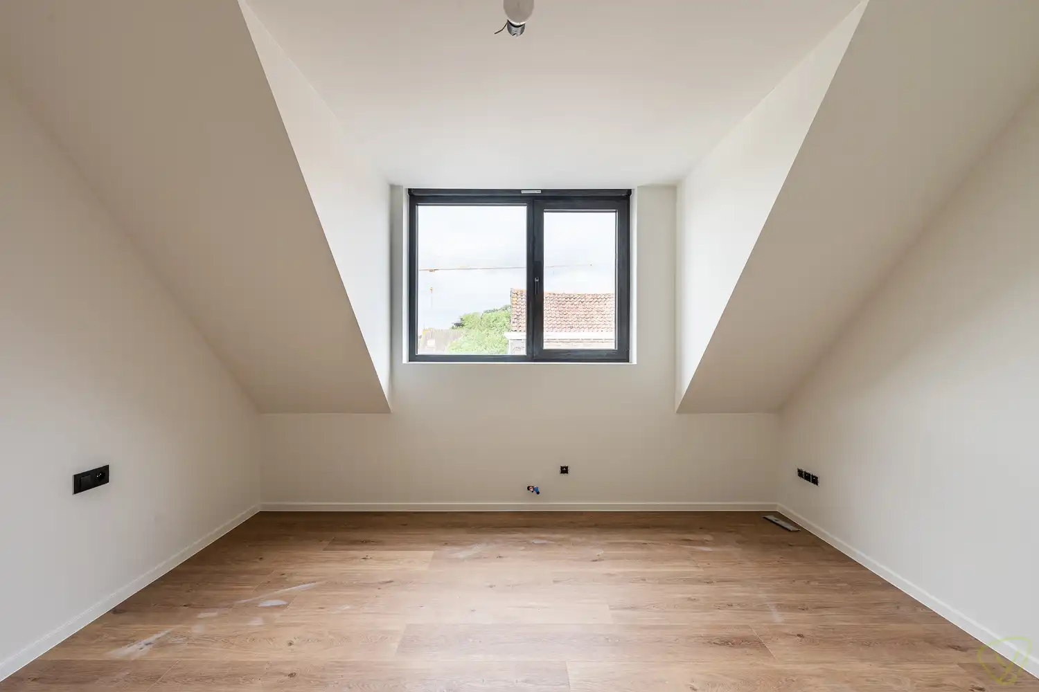 Moderne nieuwbouwwoning met tuin en zonnig terras in groene omgeving foto 11