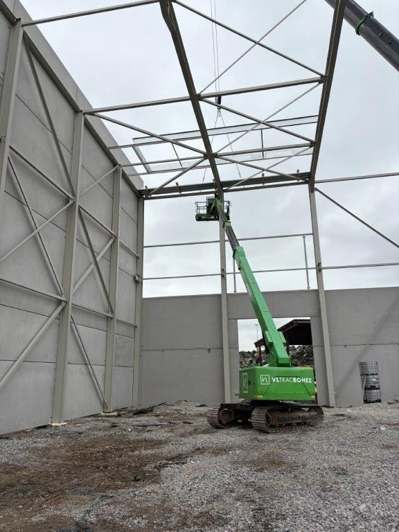 Logistieke bedrijfshal - 2765 m² - met 350 m² kantoren. Superligging! foto 2