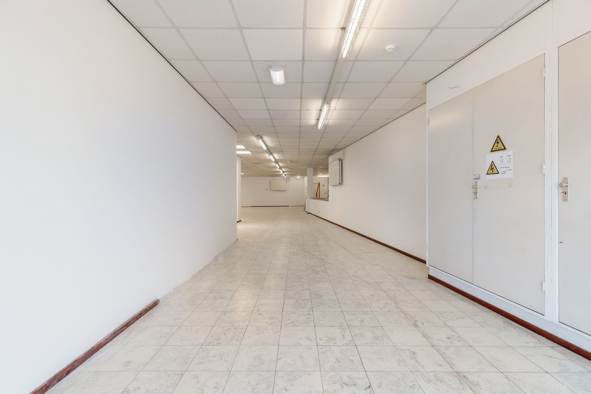 IDEALIS VASTGOED – Extra ruim handelspand (+-500m²!!!) met tal van mogelijkheden op een extra centrale, commerciële zichtlocatie te midden van het centrum in Genk foto 16