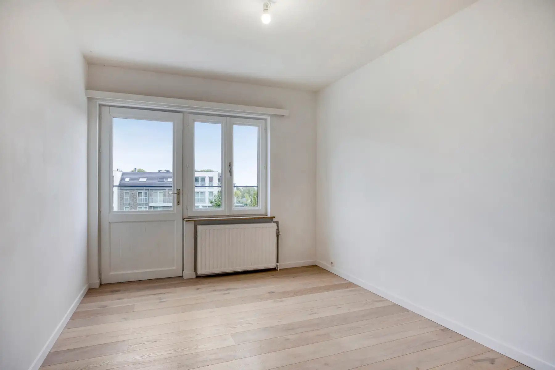 Luxueus gerenoveerd appartement met twee kamers en garage foto 13