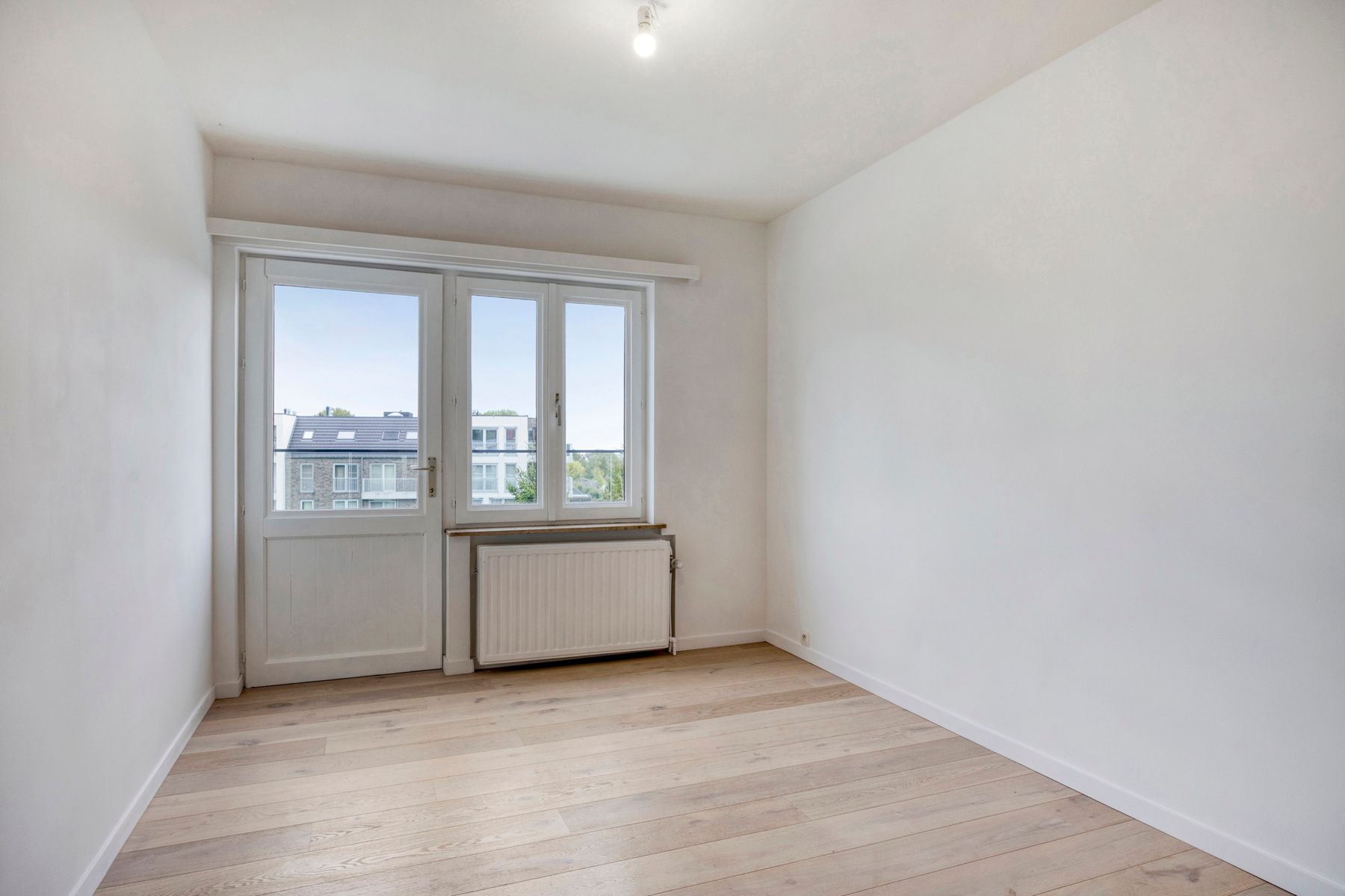 Luxueus gerenoveerd appartement met twee kamers en garage foto 13