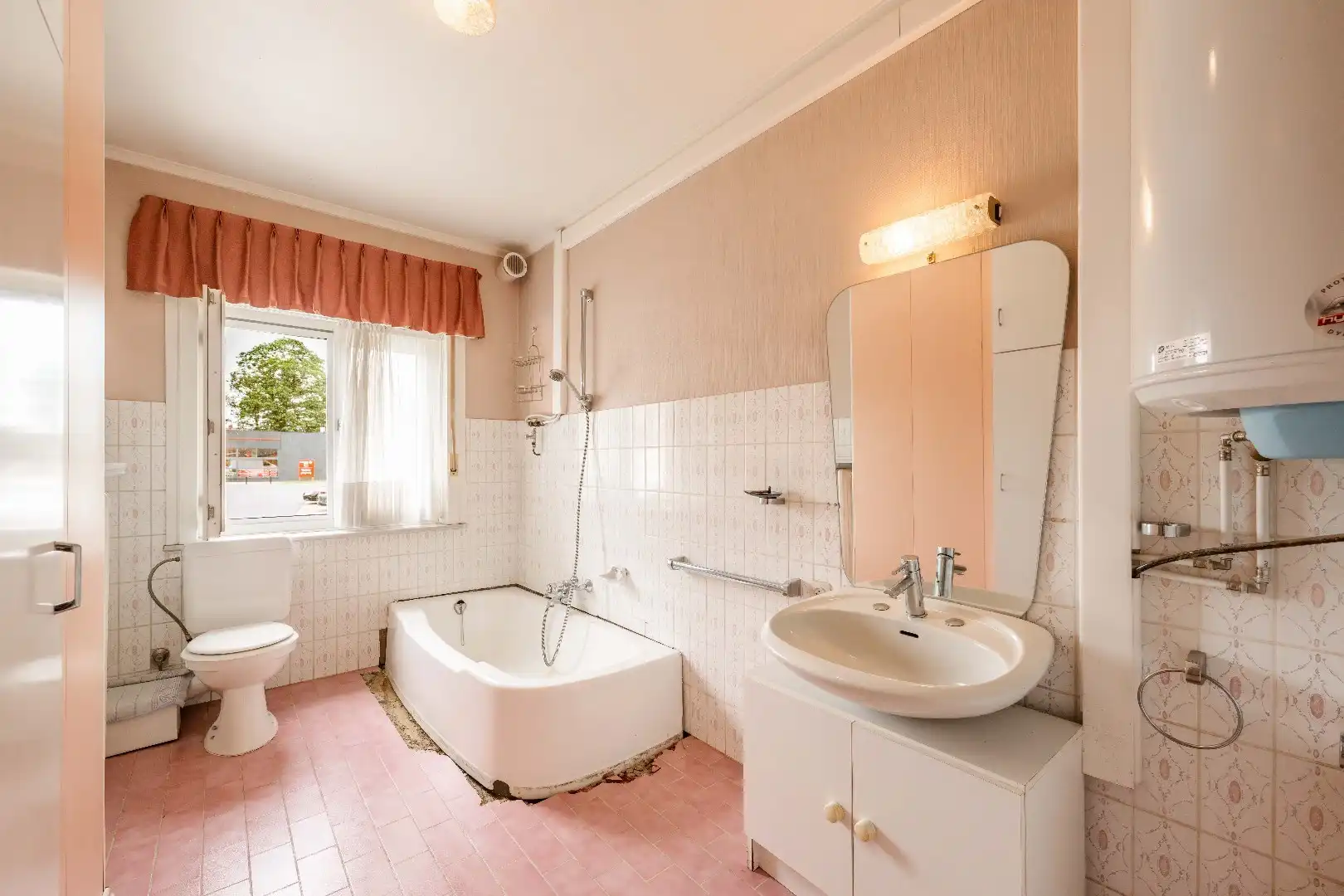 VERRASSEND RUIME WONING VLAKBIJ CENTRUM PITTEM foto 13