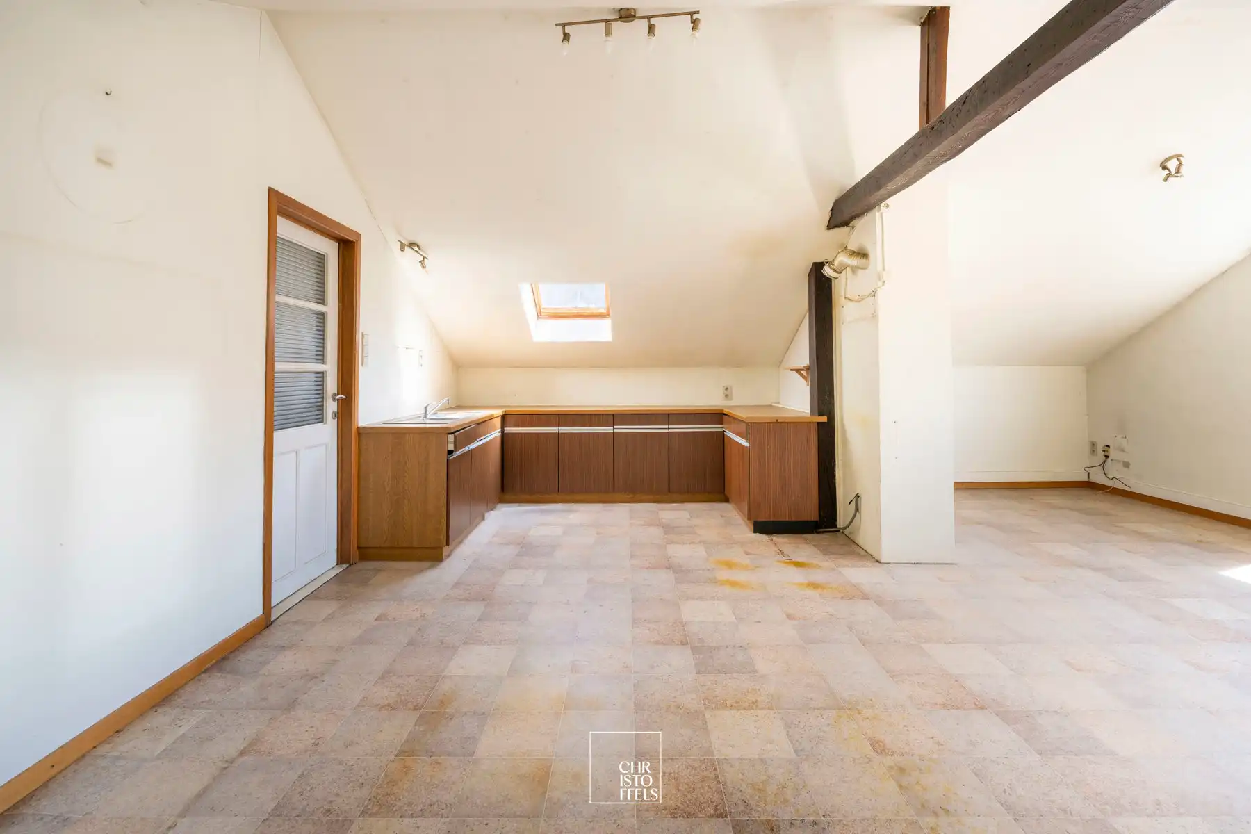Te renoveren handelspand met bovenwoning, gelegen op een ideale locatie en met veel potentieel! foto 10