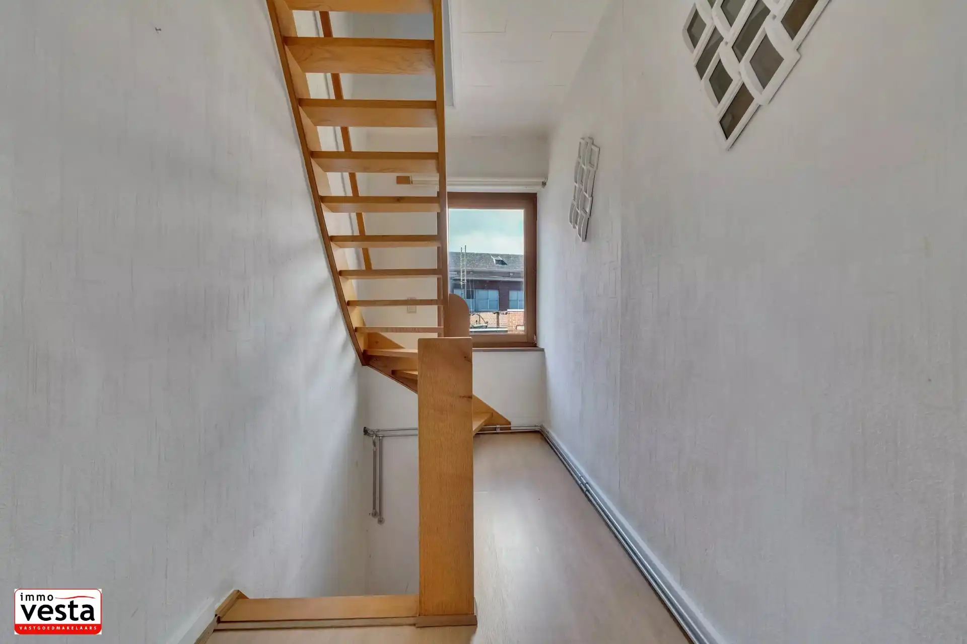 Op te knappen stadwoning op goede locatie foto 13