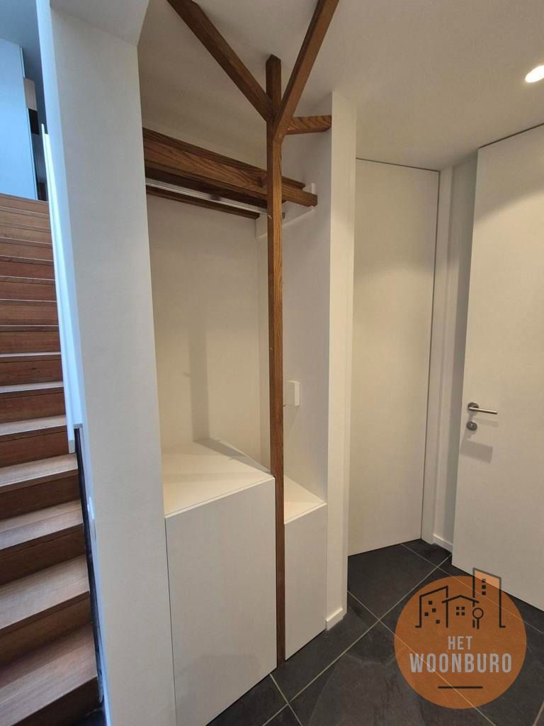 Woning halfopen bebouwing met 3 slpks, garage en kelder foto 3