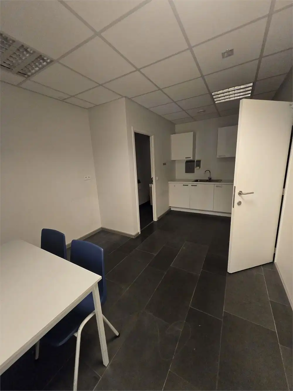 Ruim handelspand met brede vitrine in hartje Lier foto 9