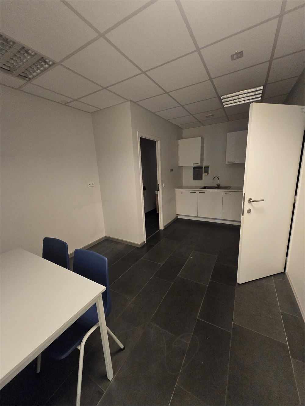 Ruim handelspand met brede vitrine in hartje Lier foto 9