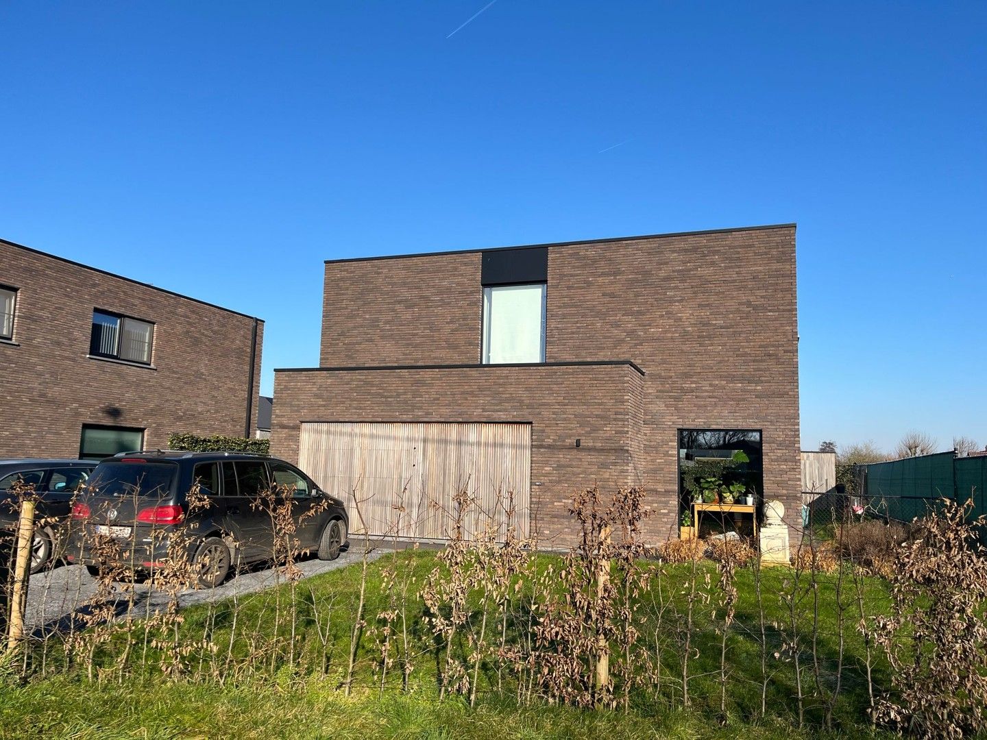 Ruime open woning met 3 slaapkamers, tuin en garage foto {{pictureIndex}}