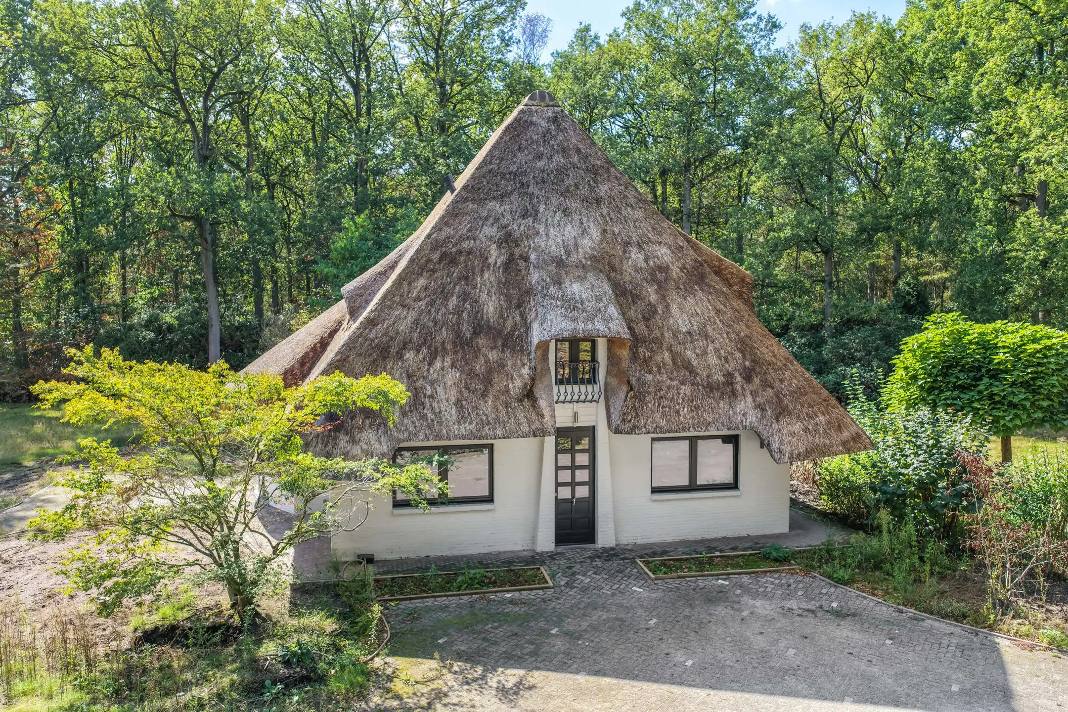 Karaktervolle villa op ca. 1 hectare groen foto 4