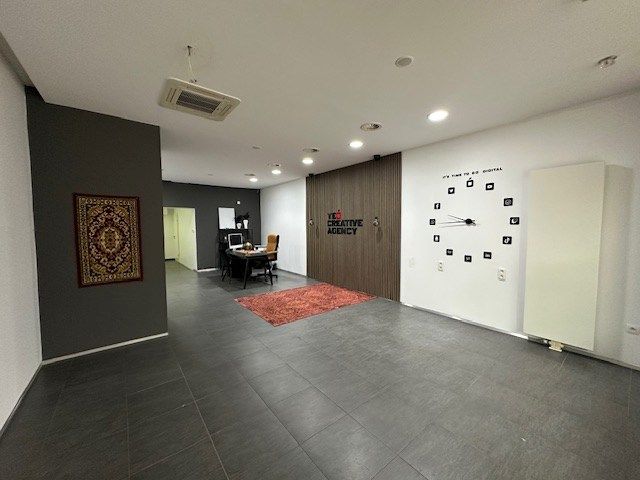 Instapklaar handelsruimte op de bekende Pauwengraaf te Maasmechelen foto 2