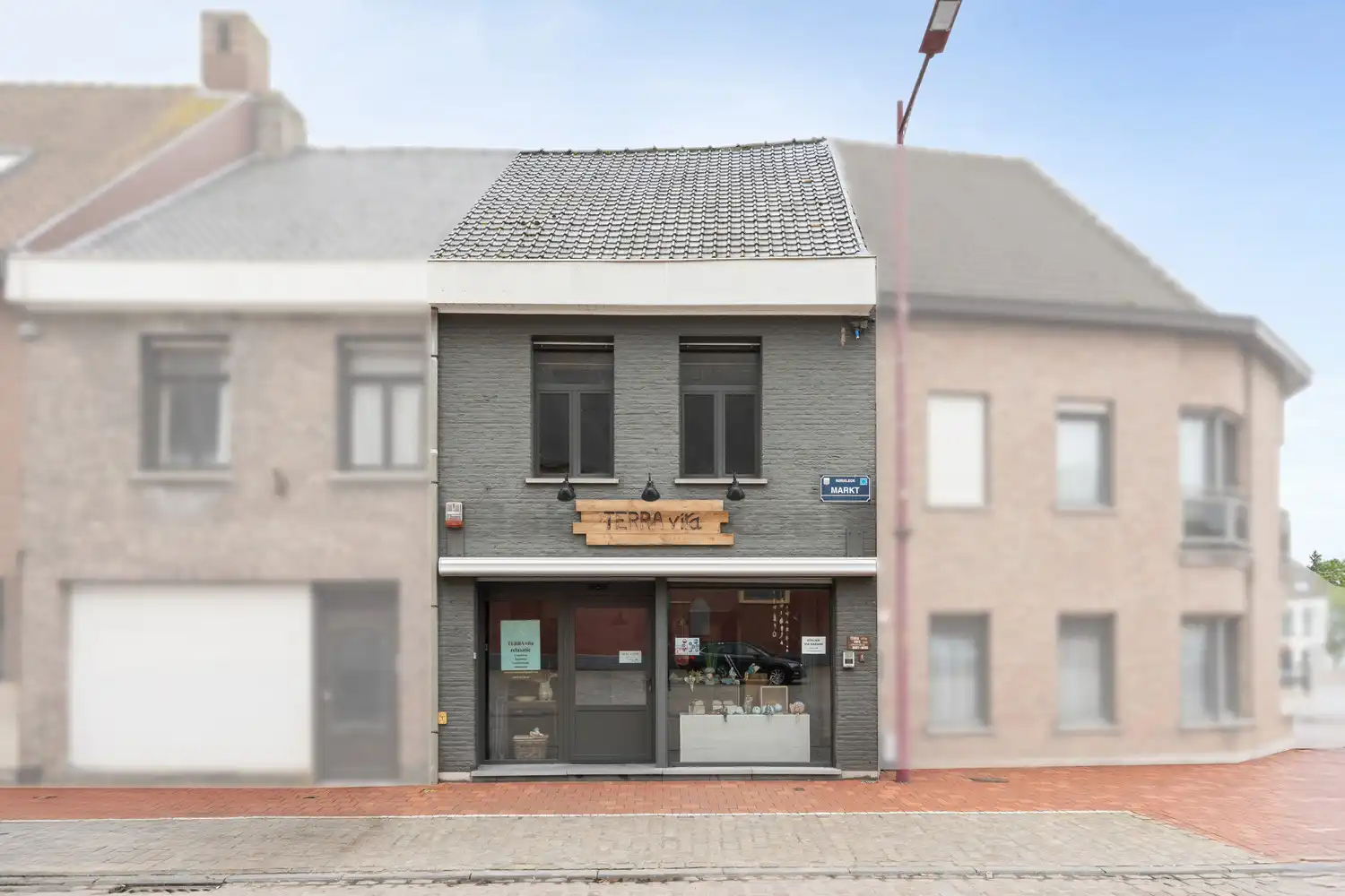 Handelspand met woonst en garage te Ruiselede. foto {{pictureIndex}}