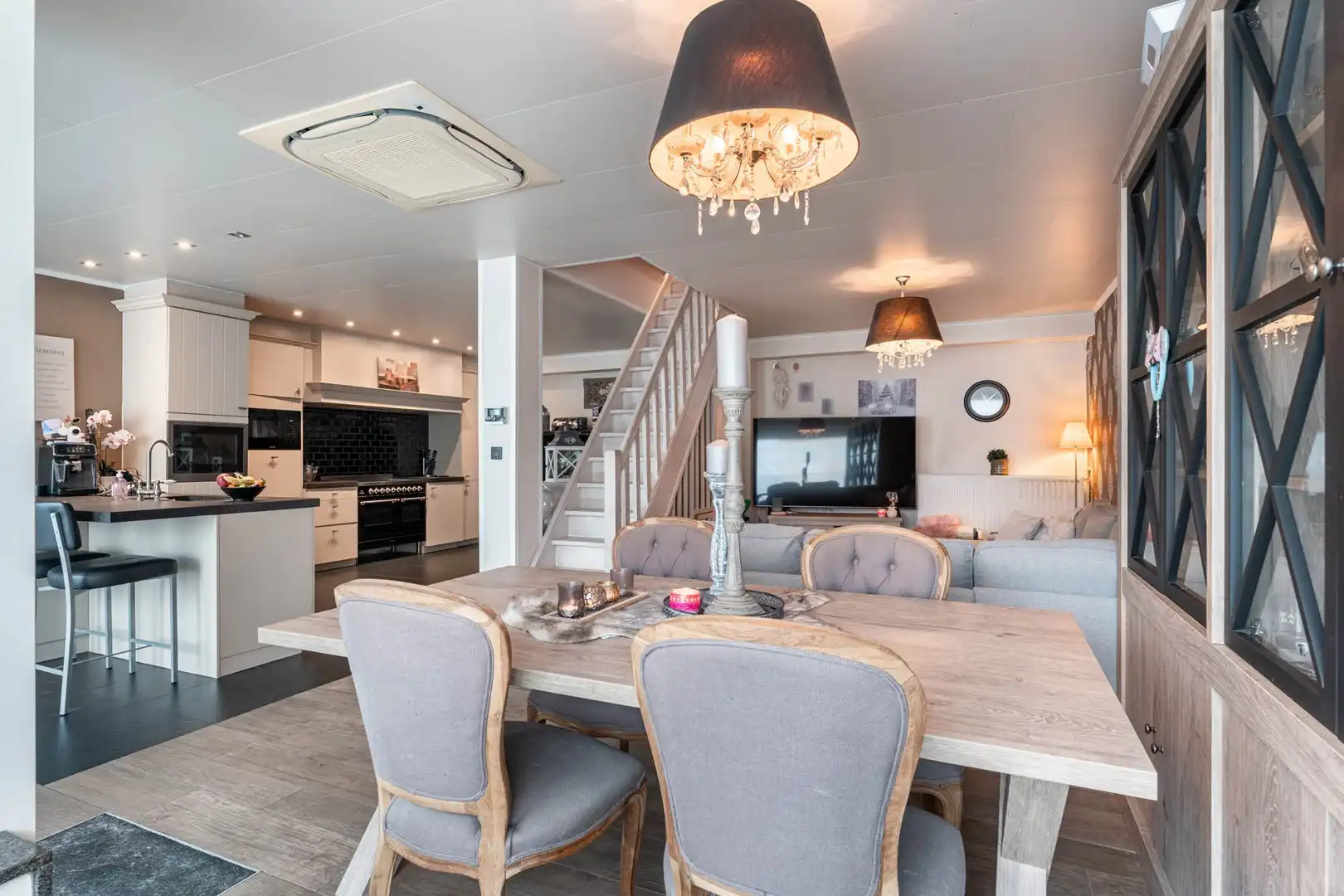 Instapklare woning met commercieel gelegen handelspand te Halen foto 2