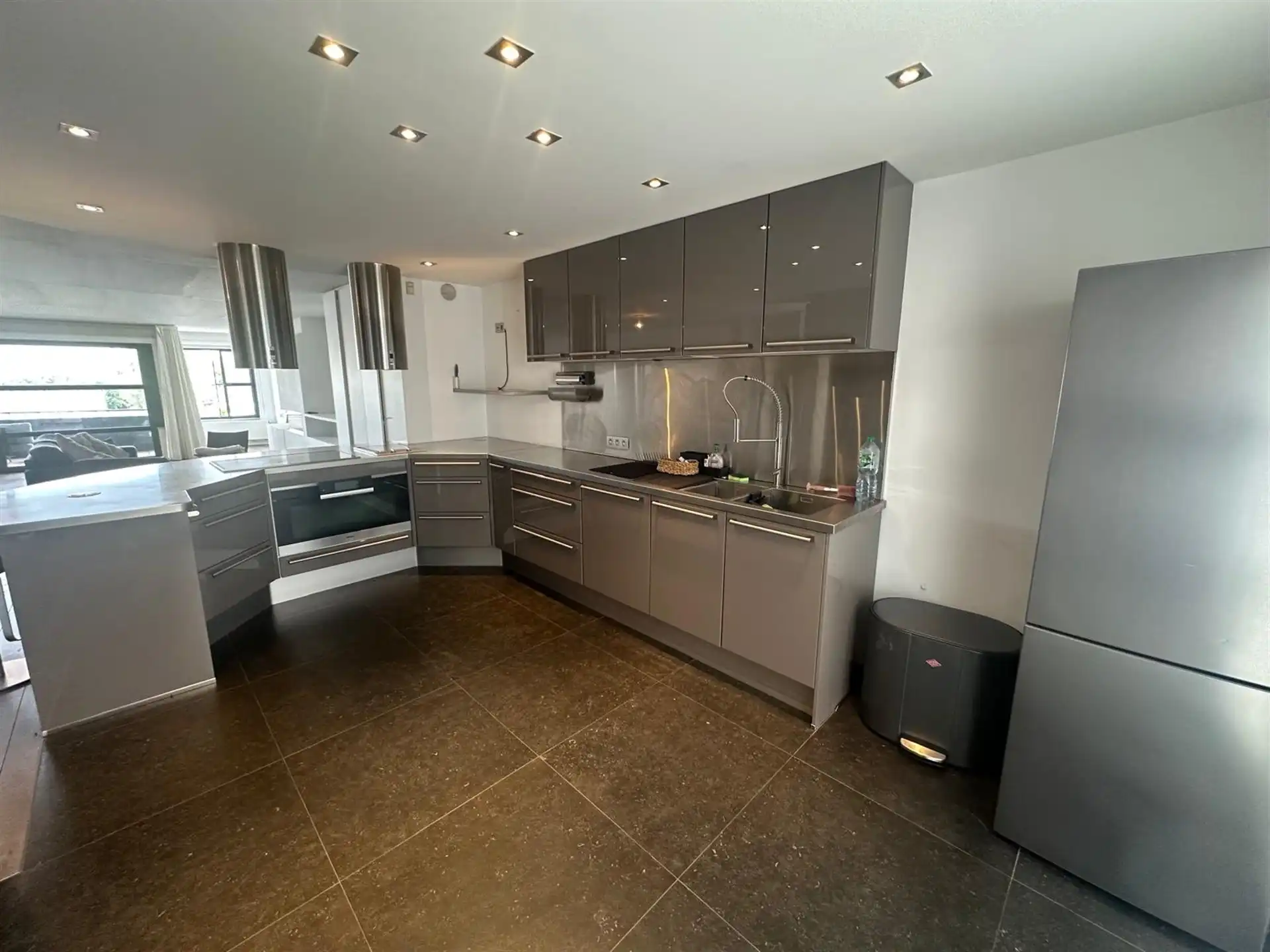 Stijlvol en lichtrijk appartement met twee terrassen en open uitzicht foto 3