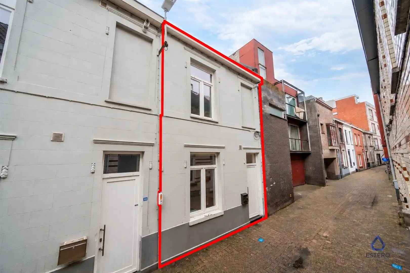 Gerenoveerde rijwoning met 4 slaapkamers in hartje Eeklo foto {{pictureIndex}}