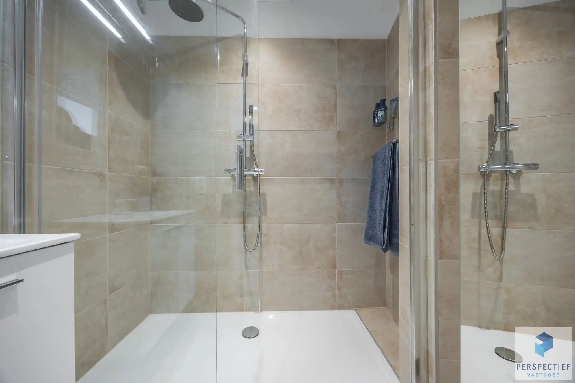 Goed gelegen ruim vernieuwd 2 slaapkamer appartement met terras en grote berging. foto 18