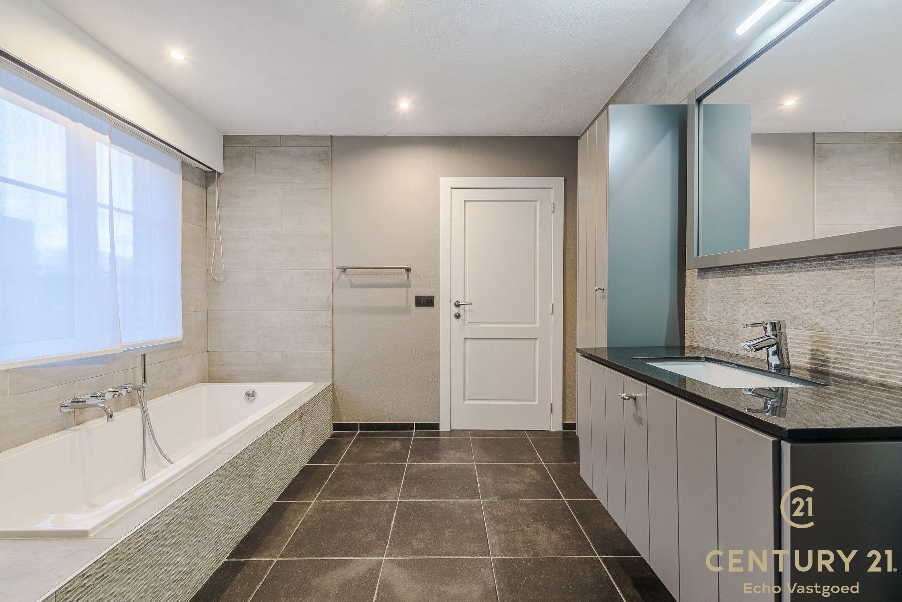 Stijlvolle vrijstaande woning met zwembad, poolhouse en tuin foto 18